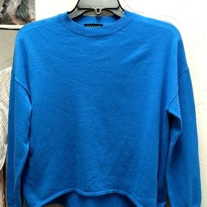 Beautiful color sweater size xs loose style